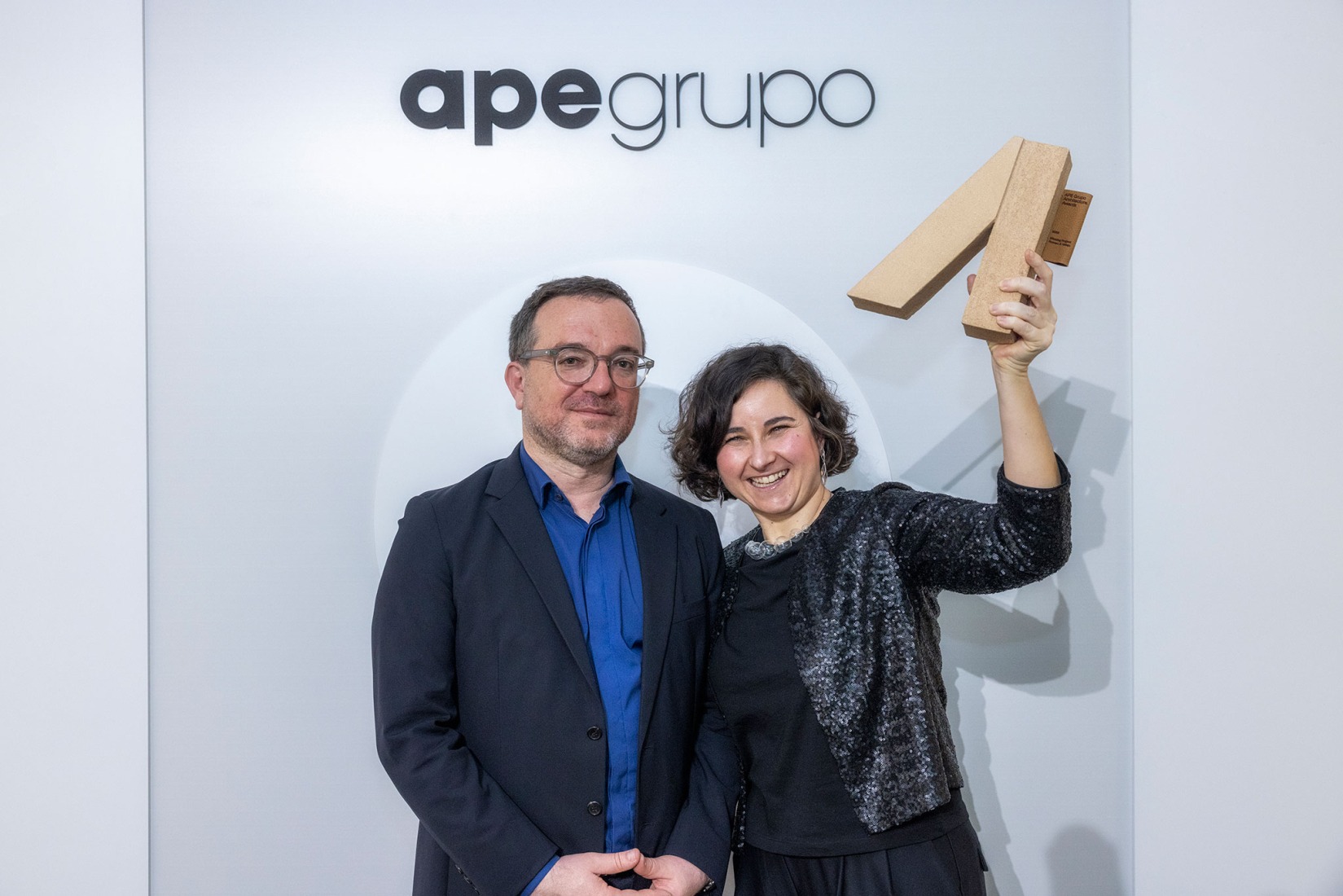 Ganadores de la primera edición de los Premios APE Grupo. Vitápolis por Romero & Vallejo (Sara Romero, Mariano Vallejo). 