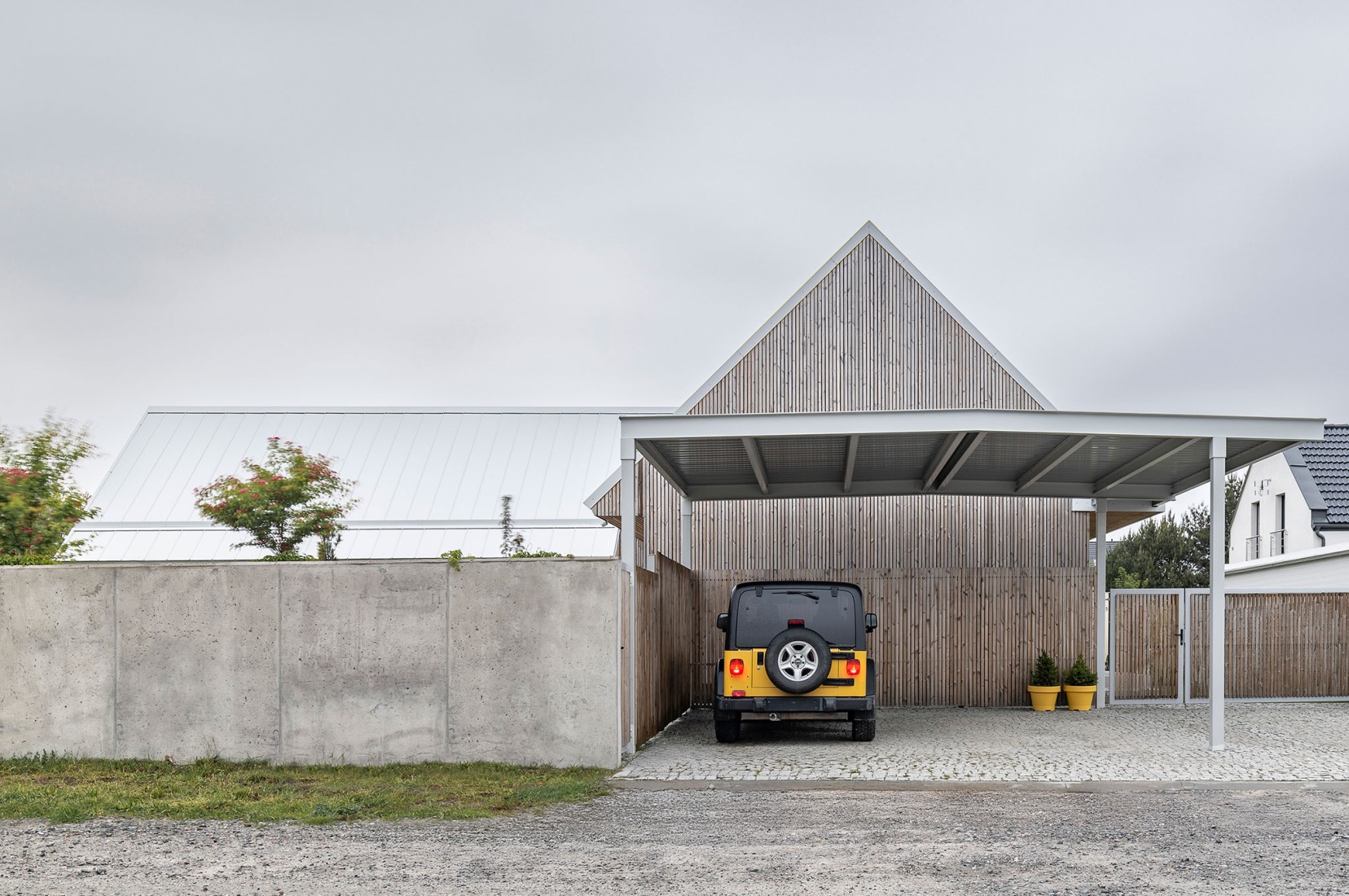 House in Jastrzębia Góra by Archmondo. Photograph by Jakub Certowicz.