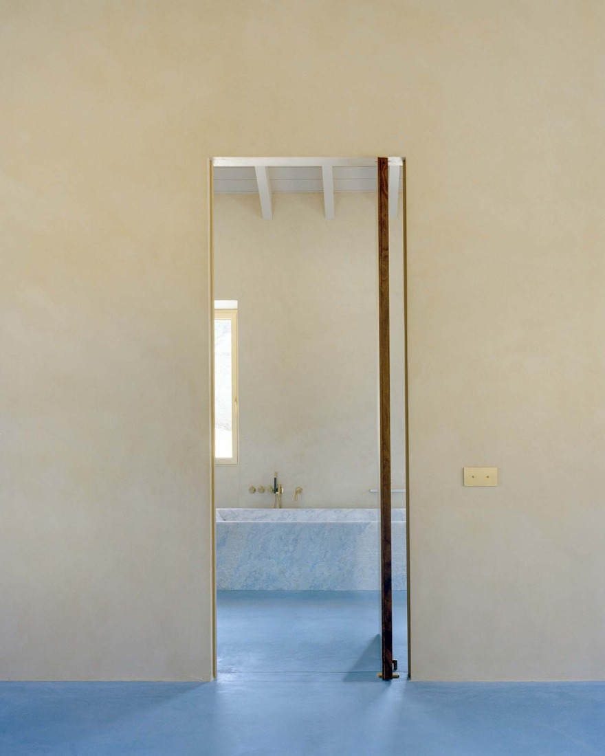House II in a Quinta de Recreio by Arquitectura-G. Photograph by Maxime Delvaux.
