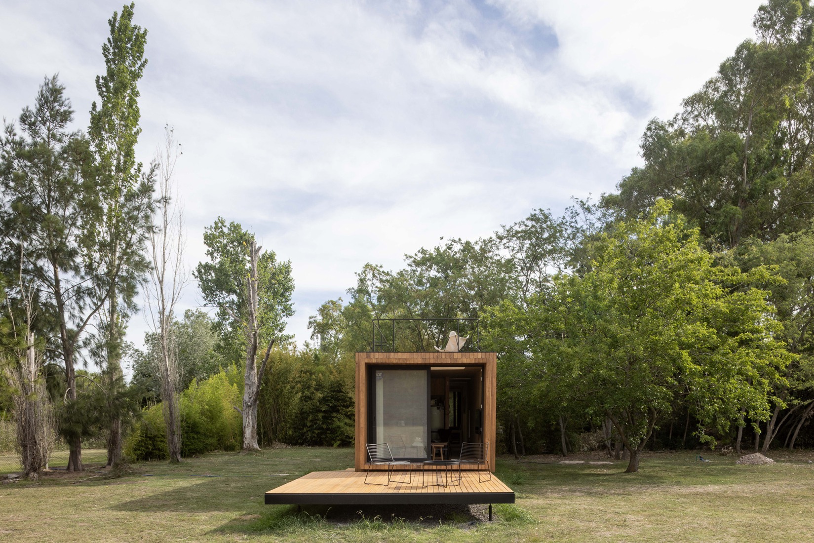 Minimal house in La Plata by Estudio Borrachia. Photograph by Luis Barandiaran.