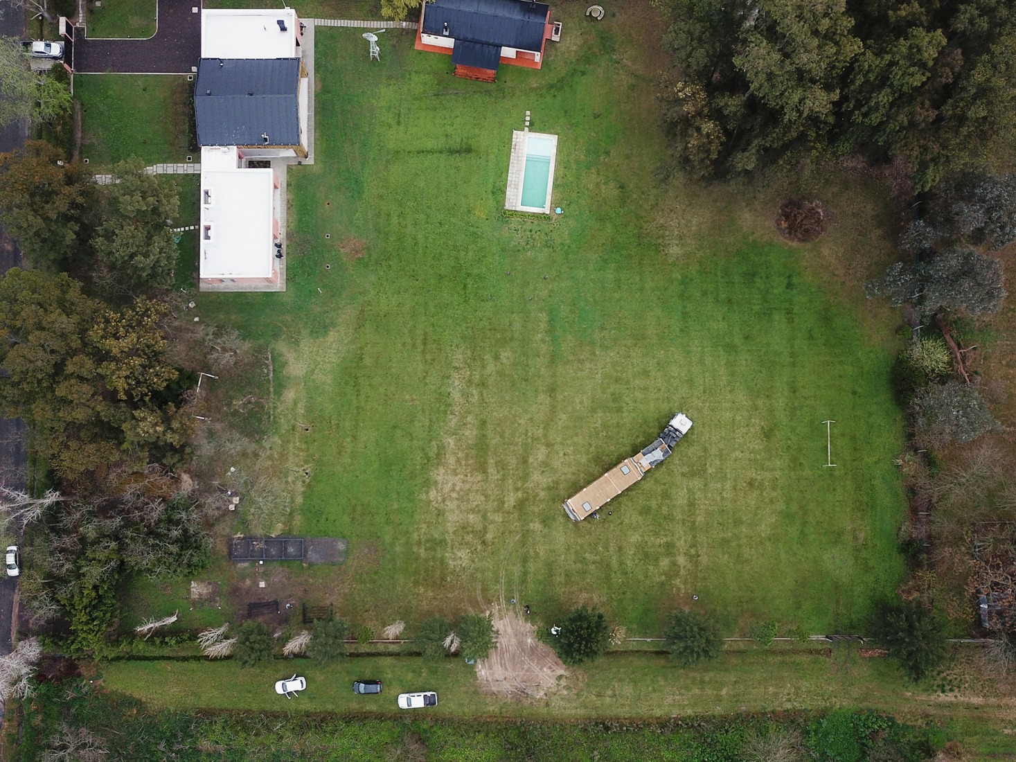 Assembly process. Minimal house in La Plata by Estudio Borrachia. Photograph by Matías Carlino.