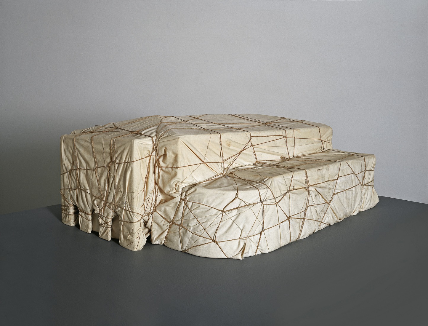 Christo and Jeanne-Claude. Wrapped Teatro Nuovo, Project for Spoleto, 1968. Wood, enamel paint, fabric, rope, and twine. 34 × 108 × 139 cm (13 ⅜ × 42 ½ × 54 ¾ inches). Photograph by Serge Hasenbohler. Courtesy by Christo and Jeanne-Claude Foundation / Prats Nogueras Blanchard Barcelona/Madrid.