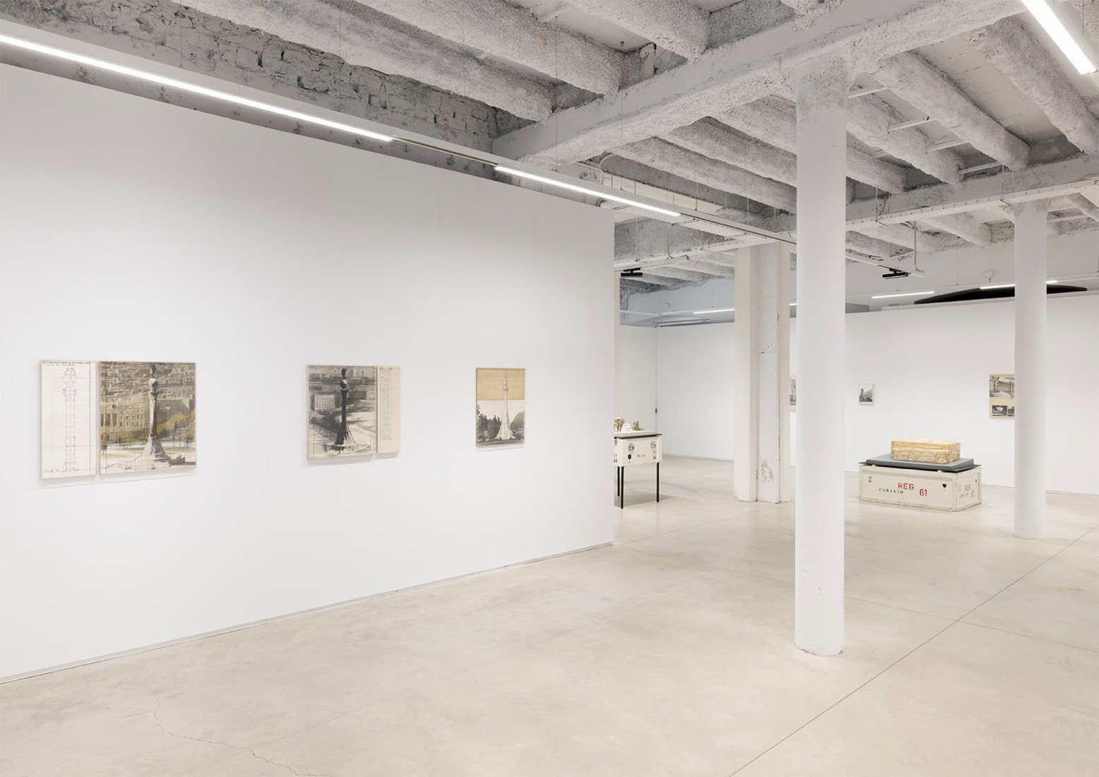 Vista de la exposición en Prats Nogueras Blanchard, Barcelona. Christo & Jeanne-Claude. La arquitectura de lo no construido. Fotografía por Roberto Ruiz. Imagen cortesía de Prats Nogueras Blanchard, Barcelona/Madrid.