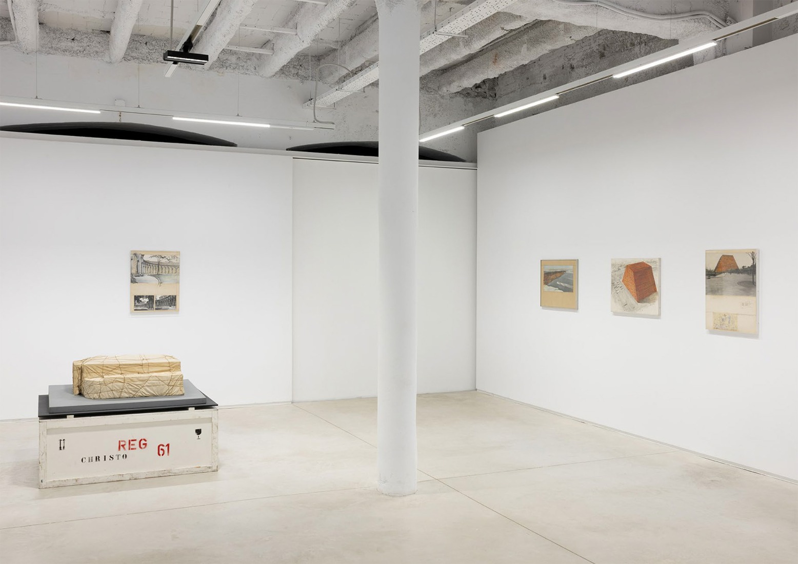 Vista de la exposición en Prats Nogueras Blanchard, Barcelona. Christo & Jeanne-Claude. La arquitectura de lo no construido. Fotografía por Roberto Ruiz. Imagen cortesía de Prats Nogueras Blanchard, Barcelona/Madrid.
