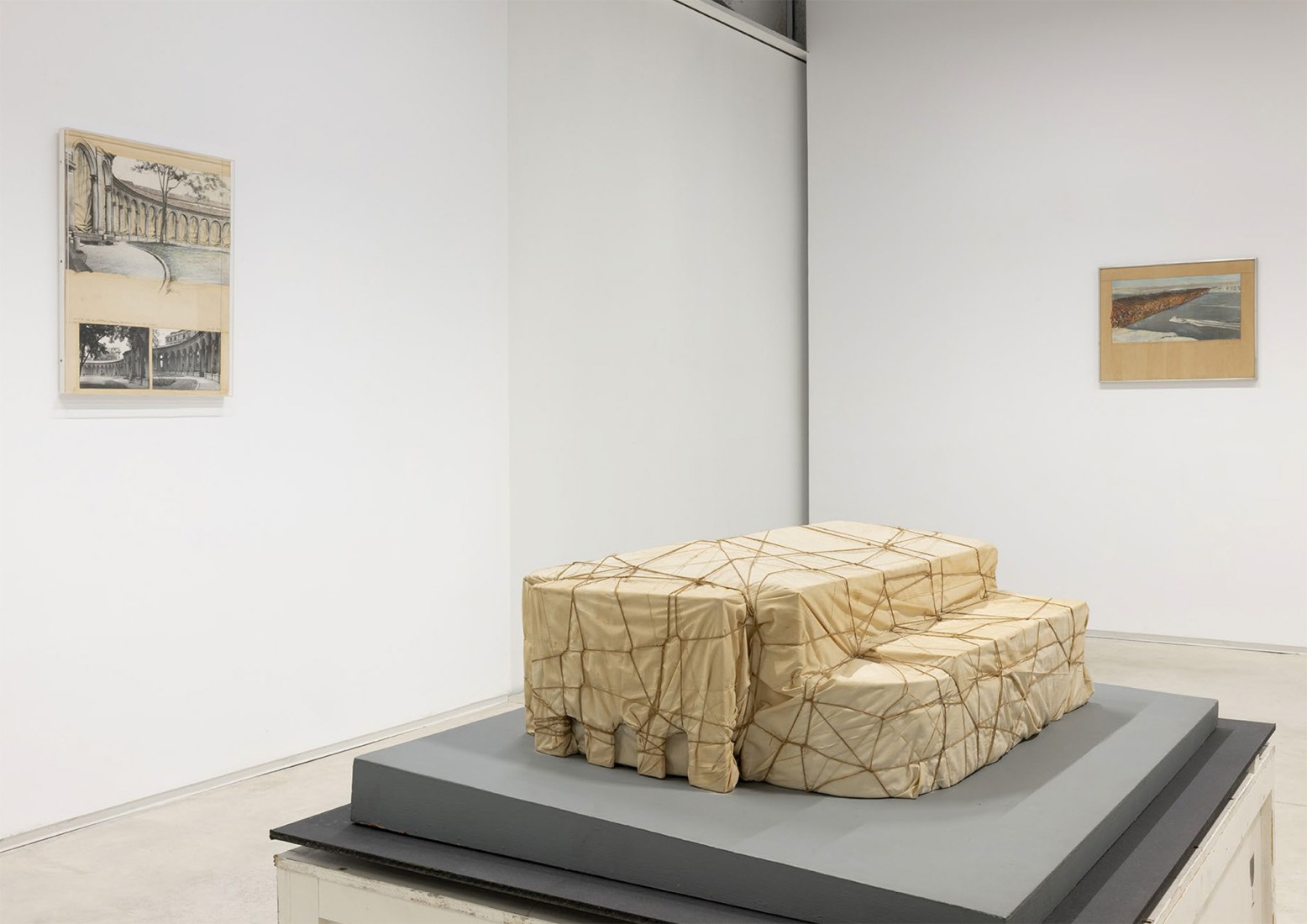 Vista de la exposición en Prats Nogueras Blanchard, Barcelona. Christo & Jeanne-Claude. La arquitectura de lo no construido. Fotografía por Roberto Ruiz. Imagen cortesía de Prats Nogueras Blanchard, Barcelona/Madrid.