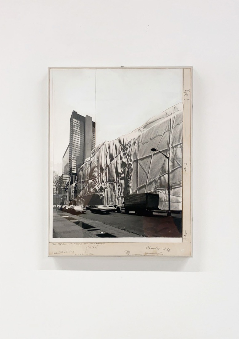 Christo y Jeanne-Claude. El Museo de Arte Moderno, envuelto (Proyecto), 1968. Grafito, pintura y collage de fotografías de Ferdinand Boesch sobre cartón. 38 × 28 × 4 cm (enmarcado). Fotografía por Roberto Ruiz. Imagen cortesía de Prats Nogueras Blanchard, Barcelona/Madrid.