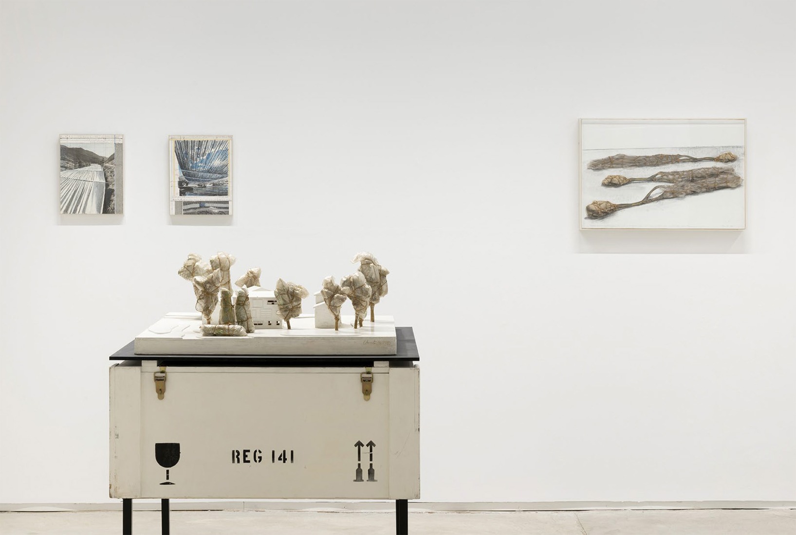 Vista de la exposición en Prats Nogueras Blanchard, Barcelona. Christo & Jeanne-Claude. La arquitectura de lo no construido. Fotografía por Roberto Ruiz. Imagen cortesía de Prats Nogueras Blanchard, Barcelona/Madrid.