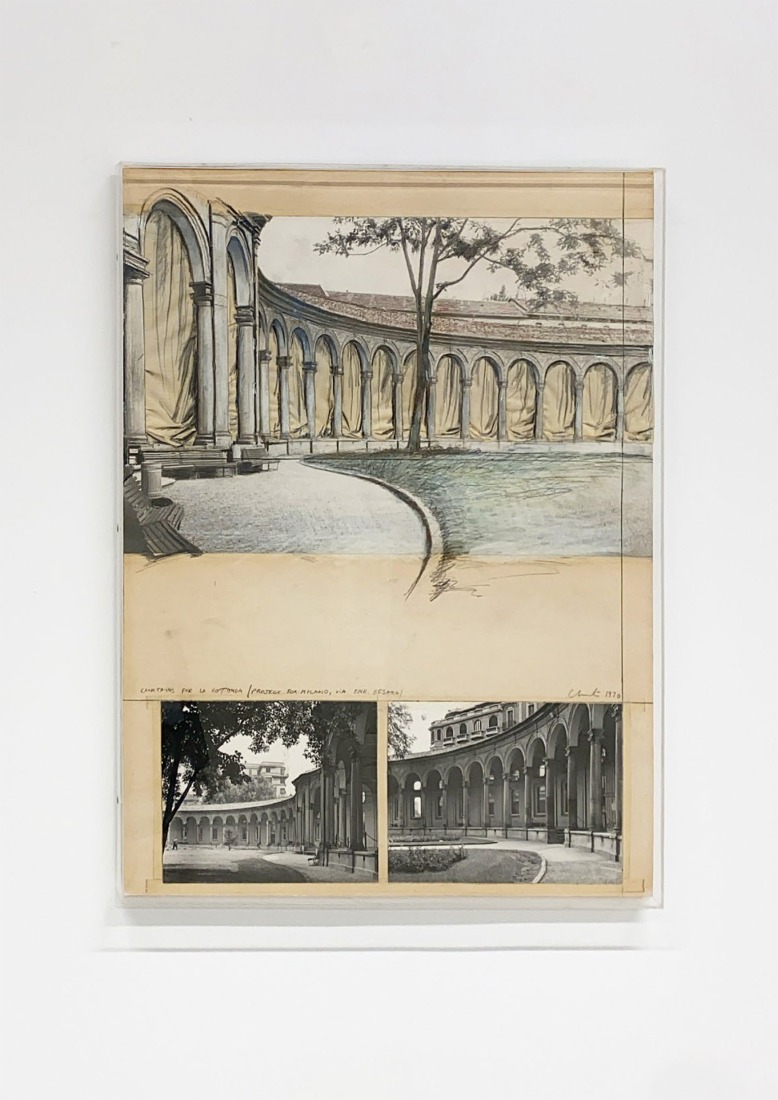 Christo en su estudio con un dibujo preparatorio para el Monumento Envuelto a Cristóbal Colón, Nueva York, 1984. Fotografía por Wolfgang Volz. Cortesía por Christo y la Fundación Jeanne-Claude.