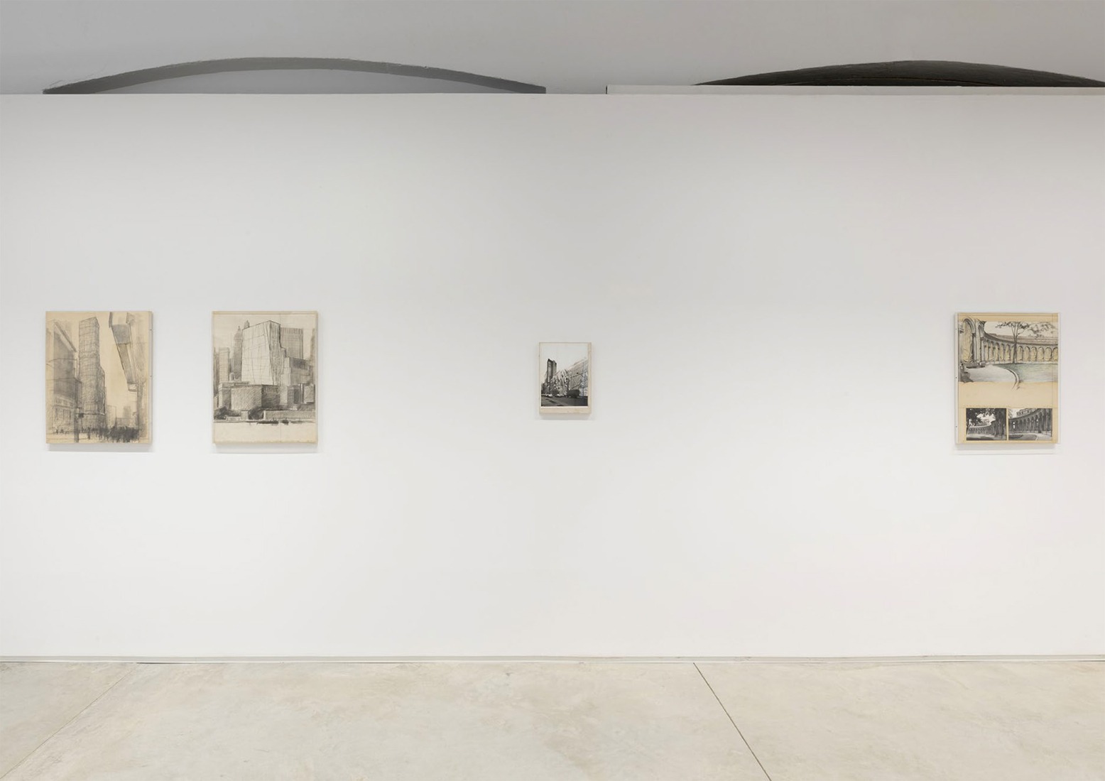 Vista de la exposición en Prats Nogueras Blanchard, Barcelona. Christo & Jeanne-Claude. La arquitectura de lo no construido. Fotografía por Roberto Ruiz. Imagen cortesía de Prats Nogueras Blanchard, Barcelona/Madrid.