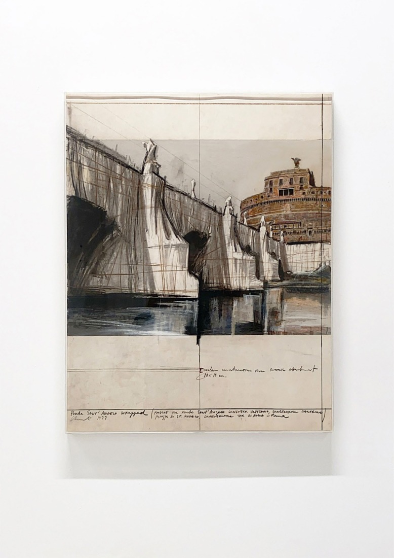 Christo y Jeanne-Claude. Ponte Sant’Angelo, envuelto (Proyecto para Roma), 1977. Grafito, carboncillo, pastel, crayón de cera, fotocopia, lienzo, grapas, dos fotografías de Guido Le Noci y cinta adhesiva sobre cartón. 71 × 56 × 4 cm (enmarcado). Fotografía por Roberto Ruiz. Imagen cortesía de Prats Nogueras Blanchard, Barcelona/Madrid.
