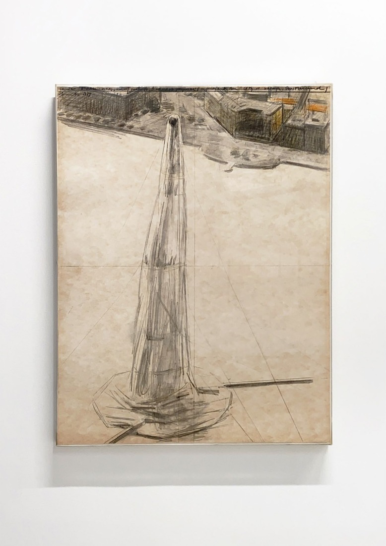 Christo y Jeanne-Claude. Le Jet d'eau, envuelto. (Proyecto para Ginebra, Suiza — Parte de 3 Propuestas de Ginebra), 1974. Grafito, carboncillo y lápiz de cera sobre cartón. 71 × 56 × 4 cm (enmarcado). Fotografía por Roberto Ruiz. Imagen cortesía de Prats Nogueras Blanchard, Barcelona/Madrid.