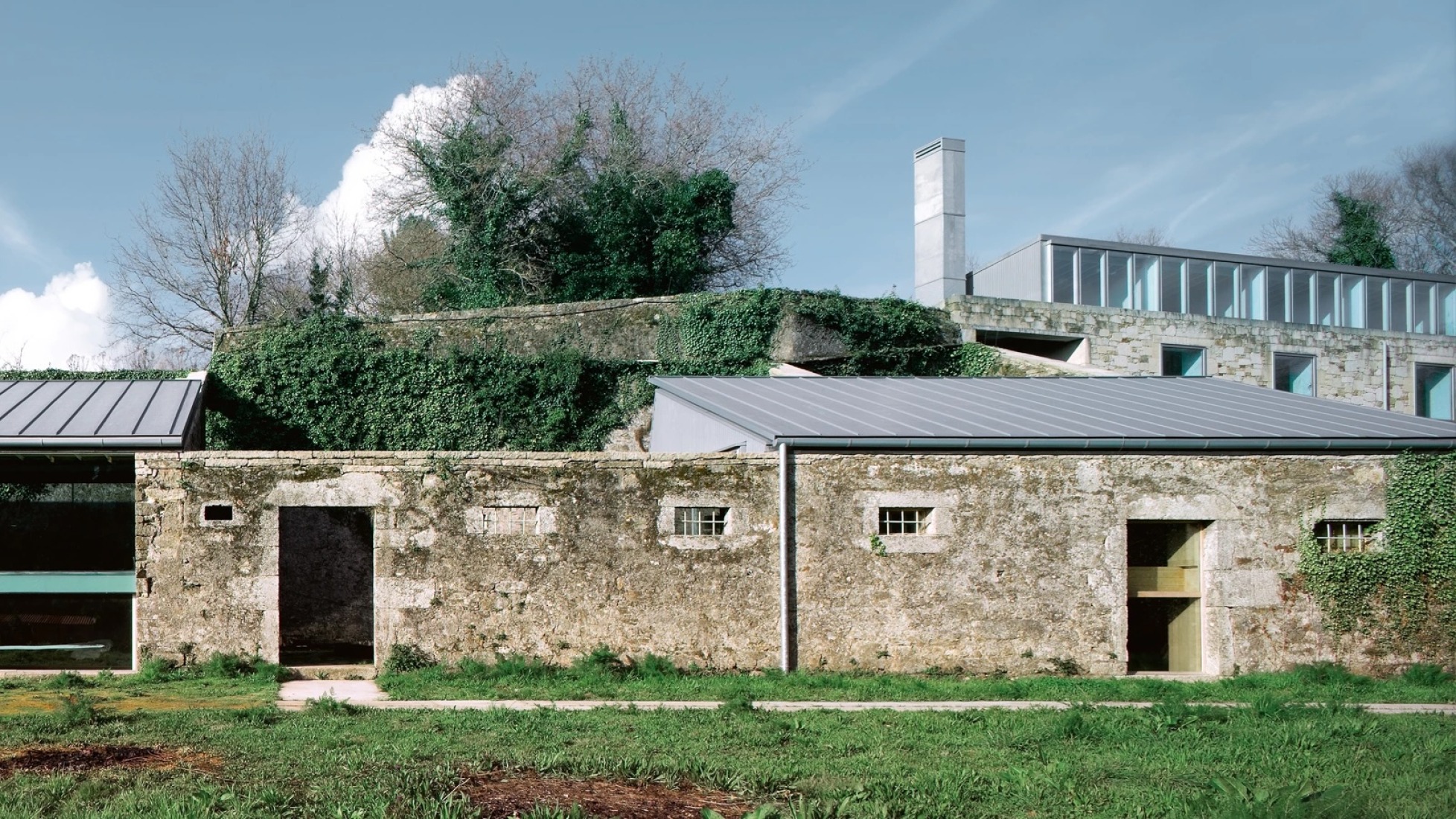 Casa en Puente Sarela, Santiago, por Víctor López Cotelo y Juan Manuel Vargas. Fotografía por Lluís Casals.