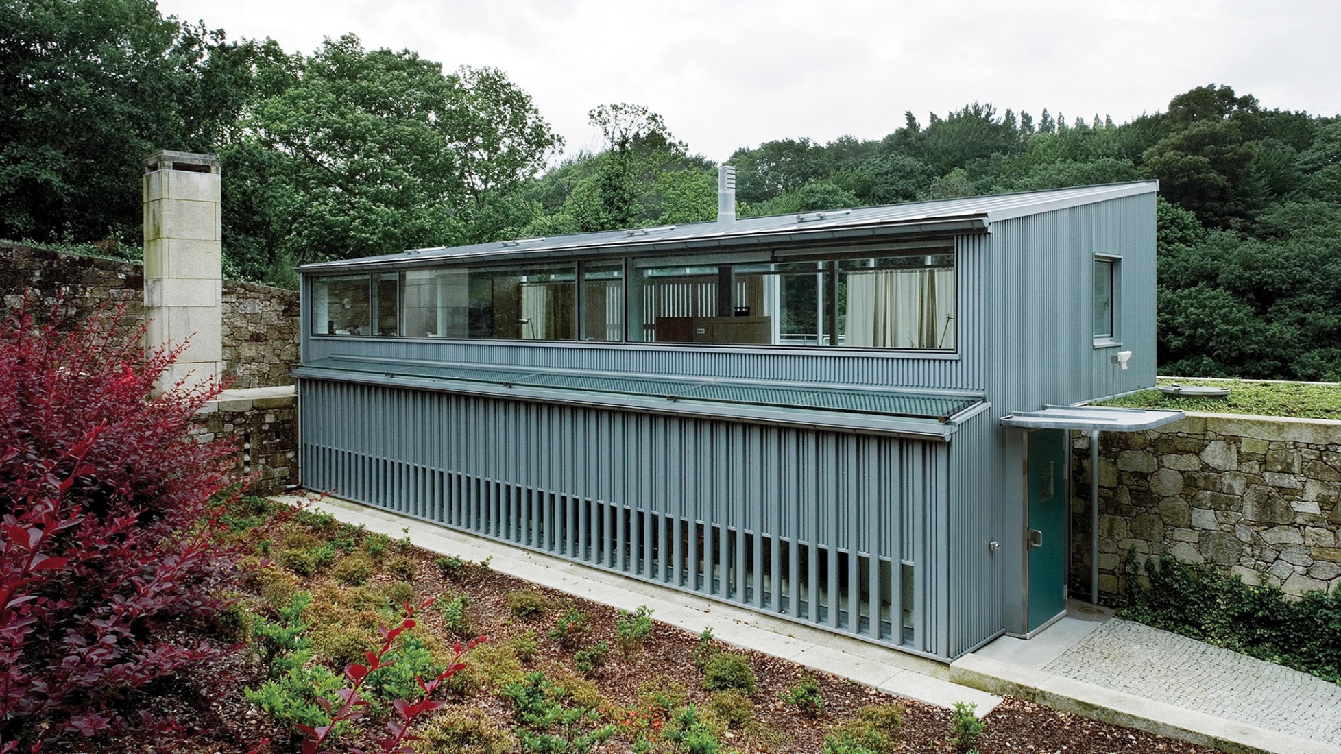 Casa en Puente Sarela, Santiago, por Víctor López Cotelo y Juan Manuel Vargas. Fotografía por Lluís Casals.