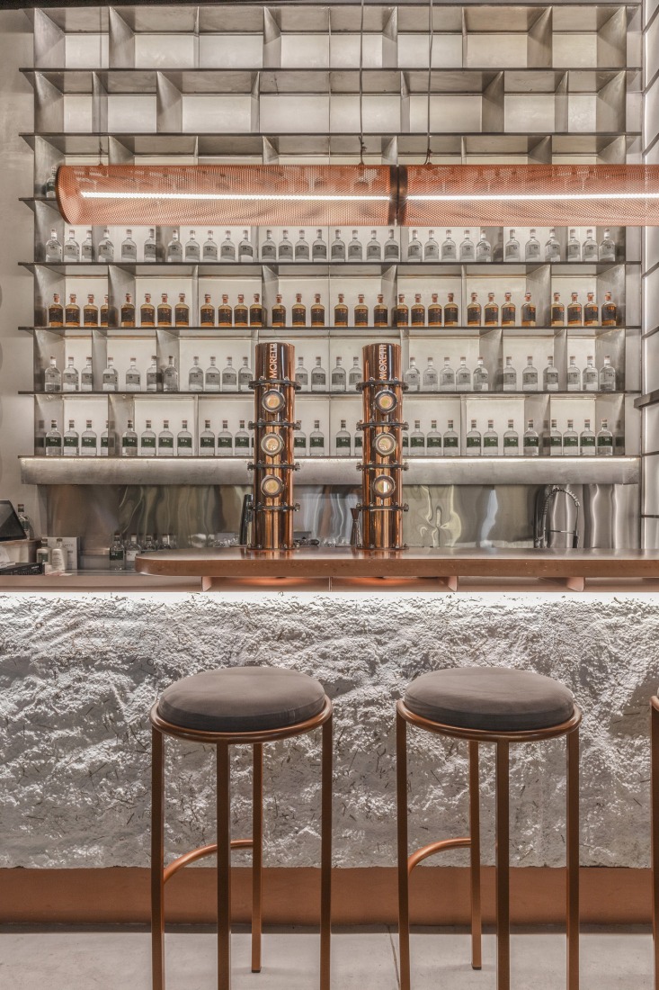 Moretti Gin Bar by Grizzo Studio + Rocío Martínez Serra. Photograph by Federico Kulekdjian.