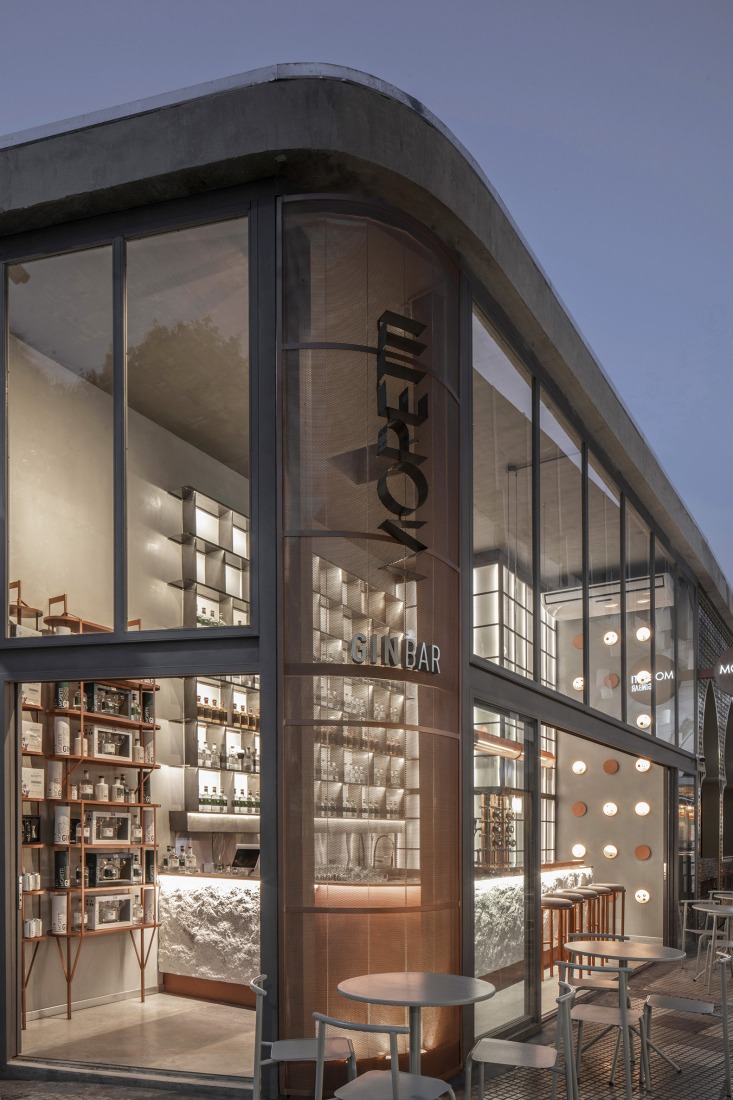 Moretti Gin Bar by Grizzo Studio + Rocío Martínez Serra. Photograph by Federico Kulekdjian.