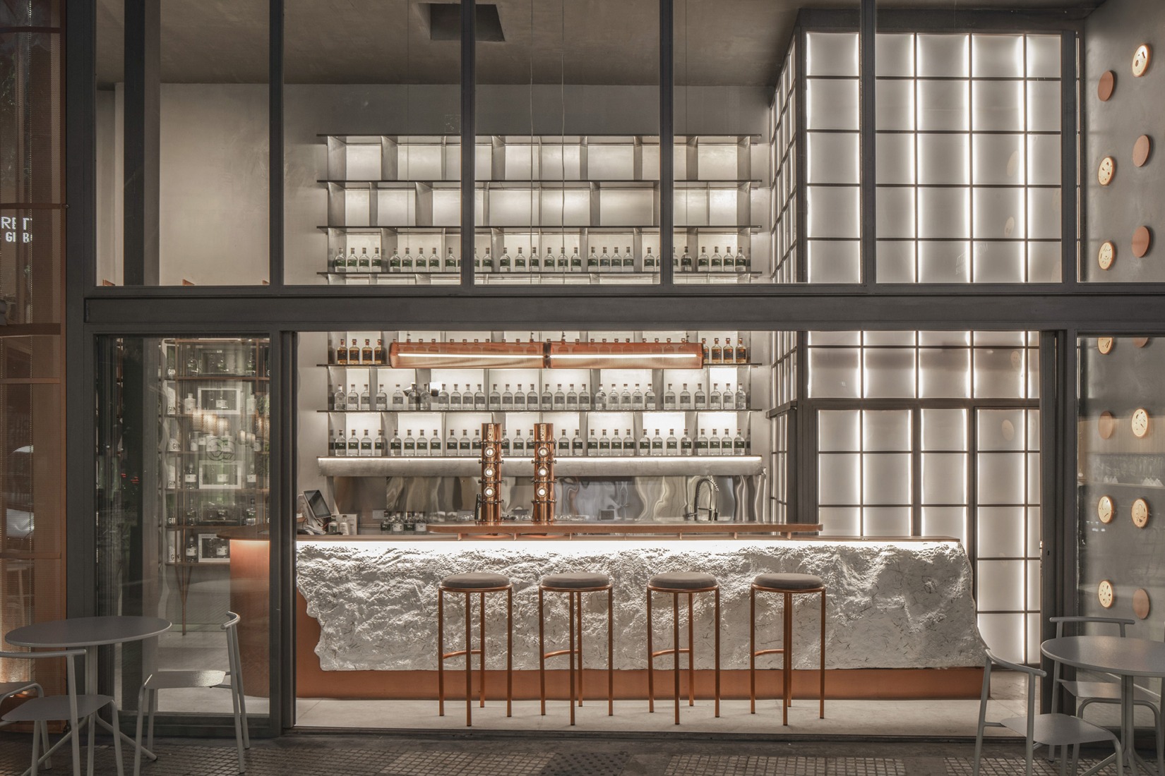 Moretti Gin Bar by Grizzo Studio + Rocío Martínez Serra. Photograph by Federico Kulekdjian.