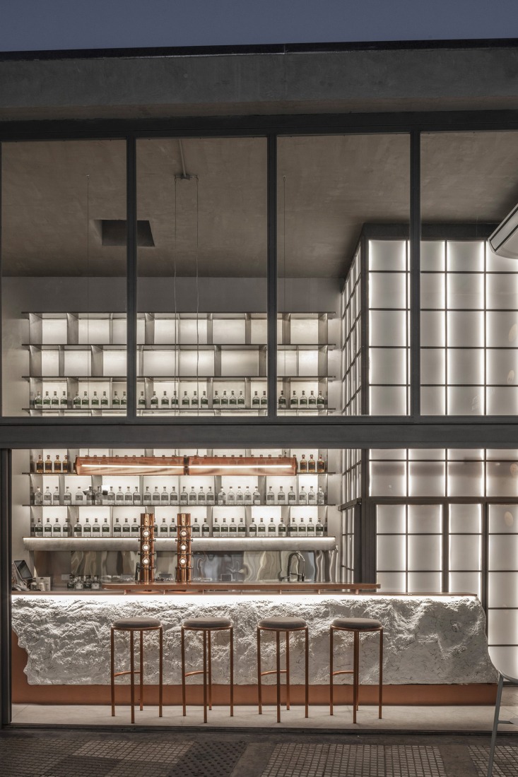 Moretti Gin Bar by Grizzo Studio + Rocío Martínez Serra. Photograph by Federico Kulekdjian.