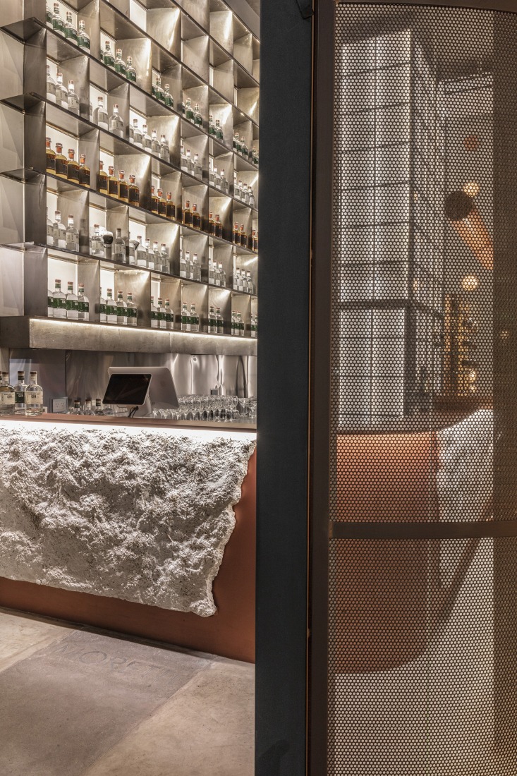 Moretti Gin Bar by Grizzo Studio + Rocío Martínez Serra. Photograph by Federico Kulekdjian.