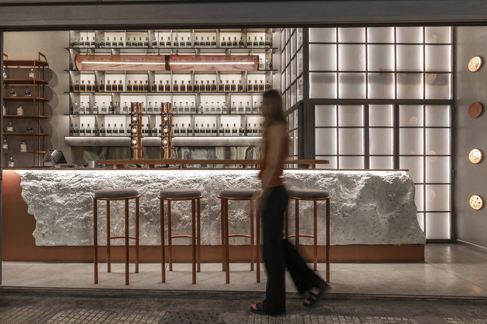 Moretti Gin Bar by Grizzo Studio + Rocío Martínez Serra. Photograph by Federico Kulekdjian.