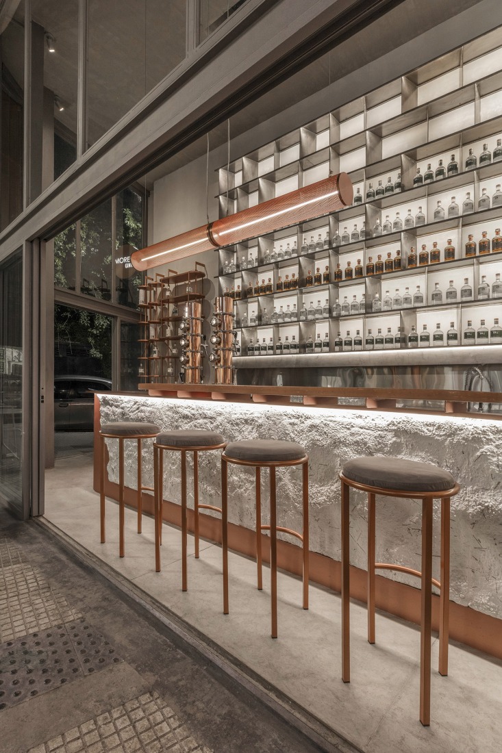 Moretti Gin Bar by Grizzo Studio + Rocío Martínez Serra. Photograph by Federico Kulekdjian.