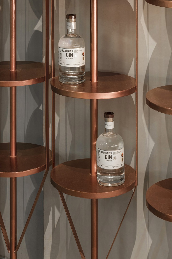 Moretti Gin Bar by Grizzo Studio + Rocío Martínez Serra. Photograph by Federico Kulekdjian.