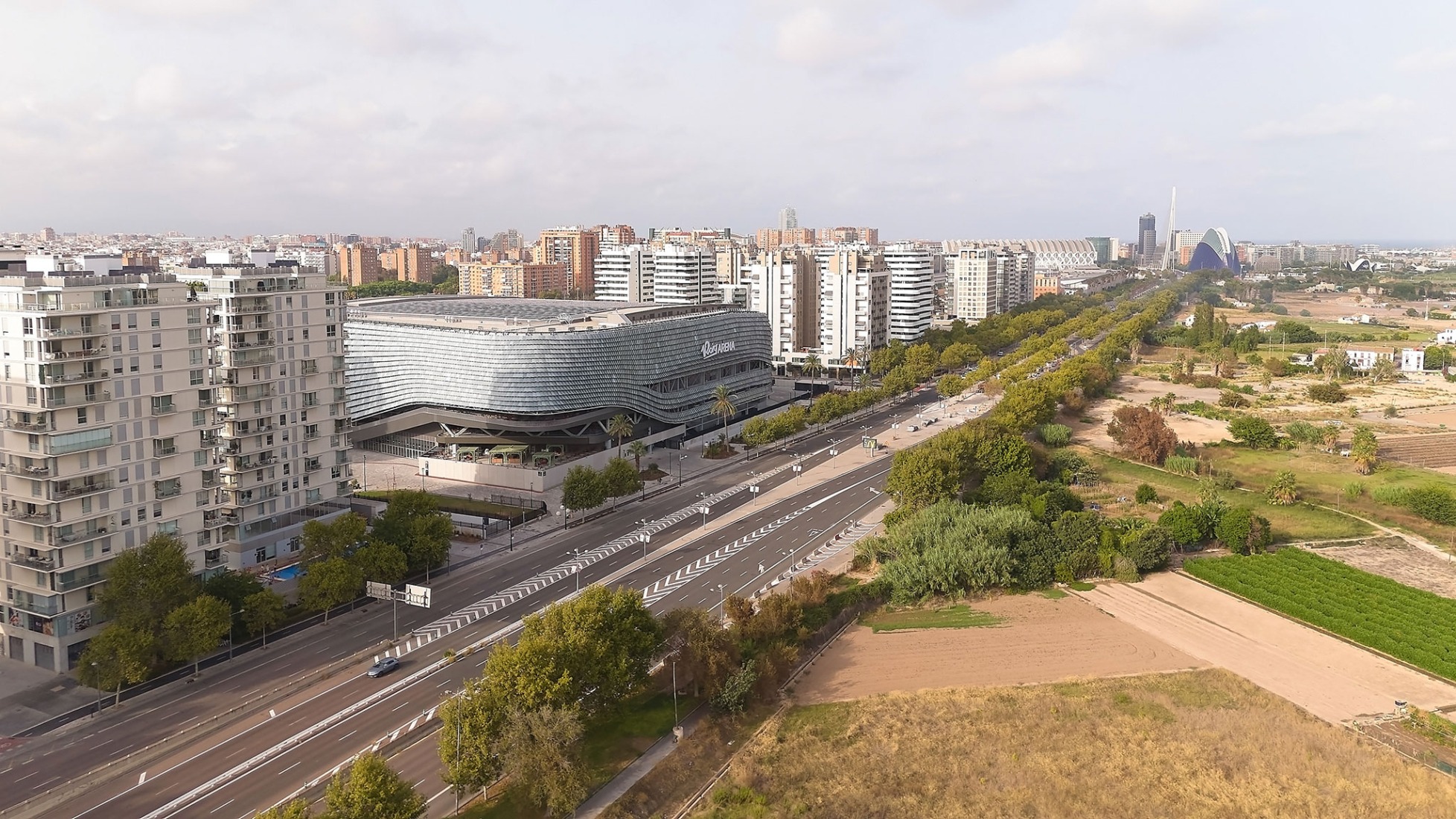 Roig Arena por HOK y ERRE. Fotografía por Hufton + Crow.
