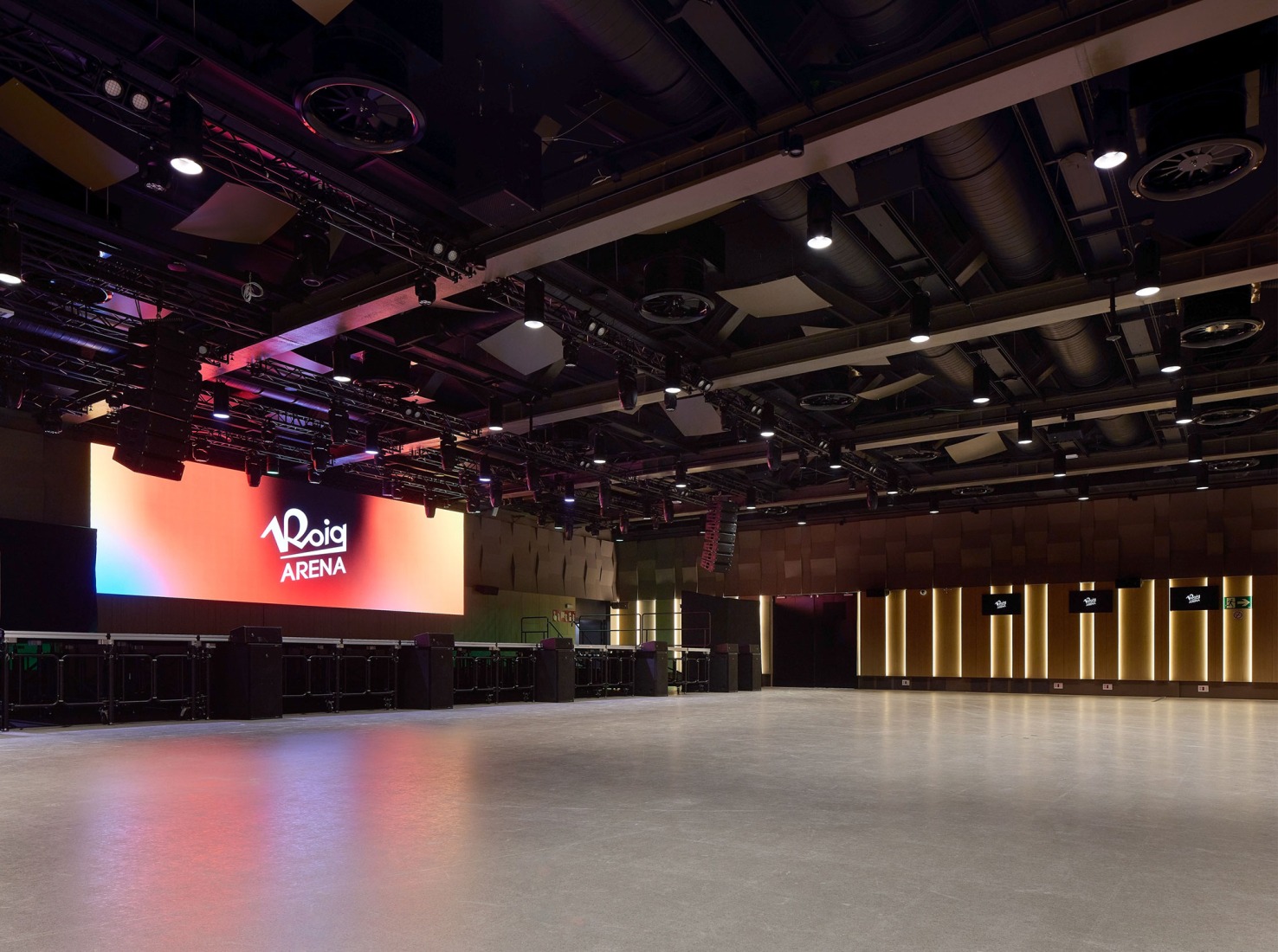 Roig Arena por HOK y ERRE. Fotografía por Hufton + Crow.