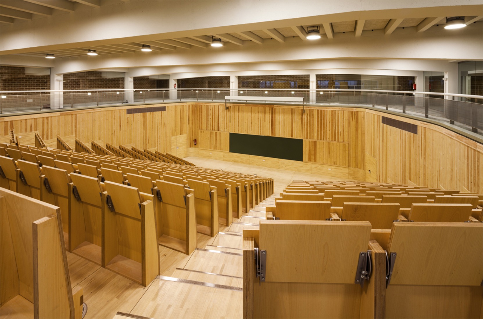 Reconversión del antiguo Hospital Militar para la Escuela Técnica Superior de Arquitectura de Granada realizada por Víctor López Cotelo. Fotografía por Lluís Casals. 