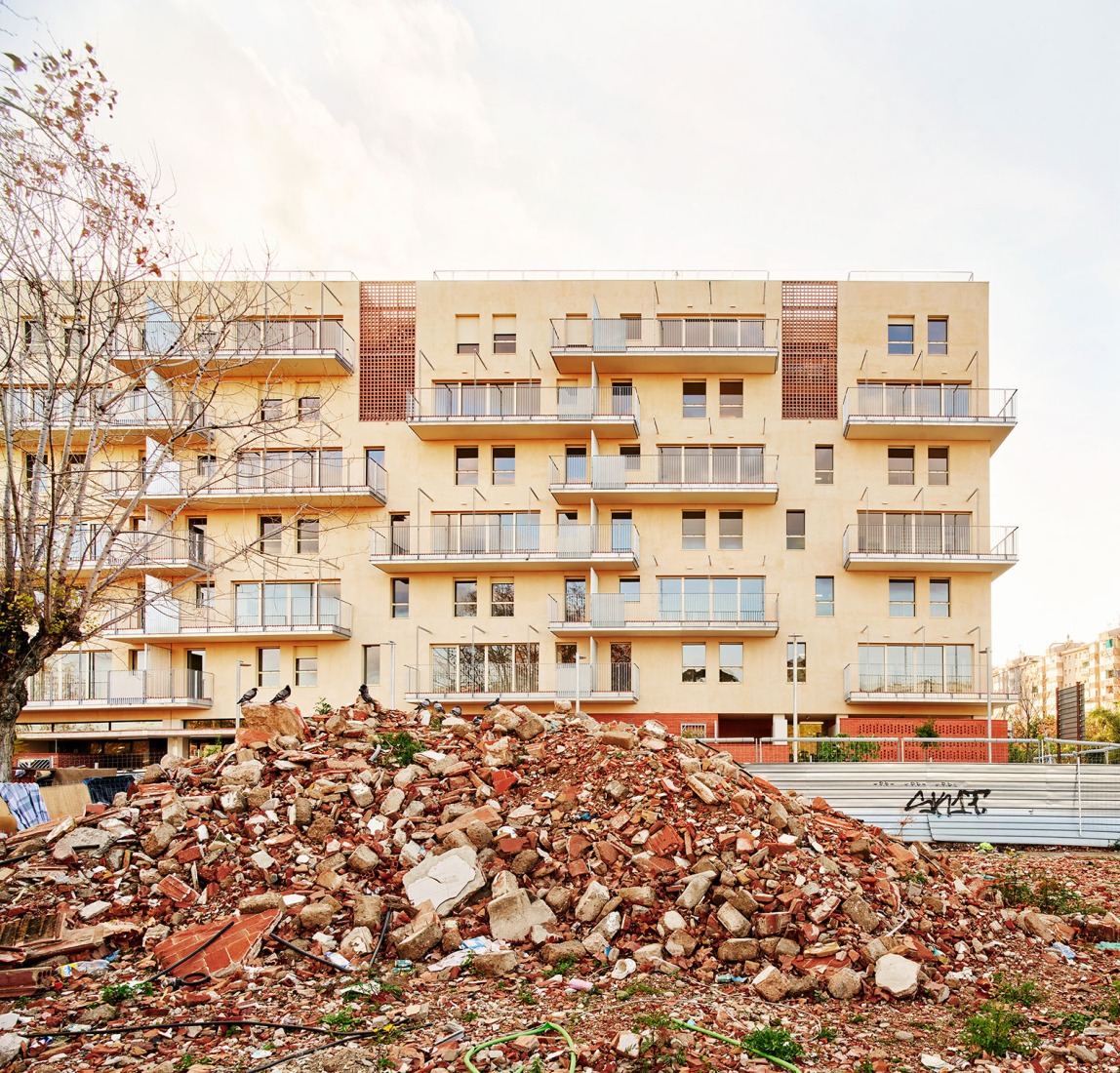 DE PEUS A TERRA por MADhel, MARMOLBRAVO y Miel Arquitectos. Fotografía por Jose Hevia