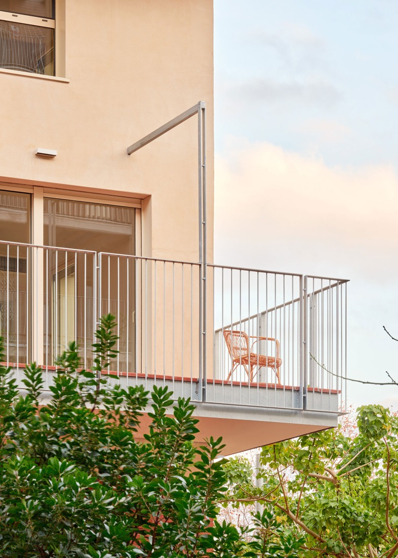 DE PEUS A TERRA por MADhel, MARMOLBRAVO y Miel Arquitectos. Fotografía por Jose Hevia