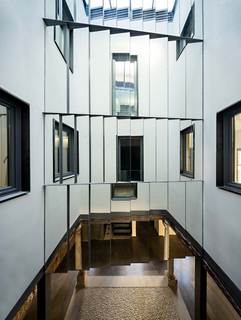 Seven-room hostel by Alejandro Muñoz Miranda. Photography by Javier Callejas, Seville.