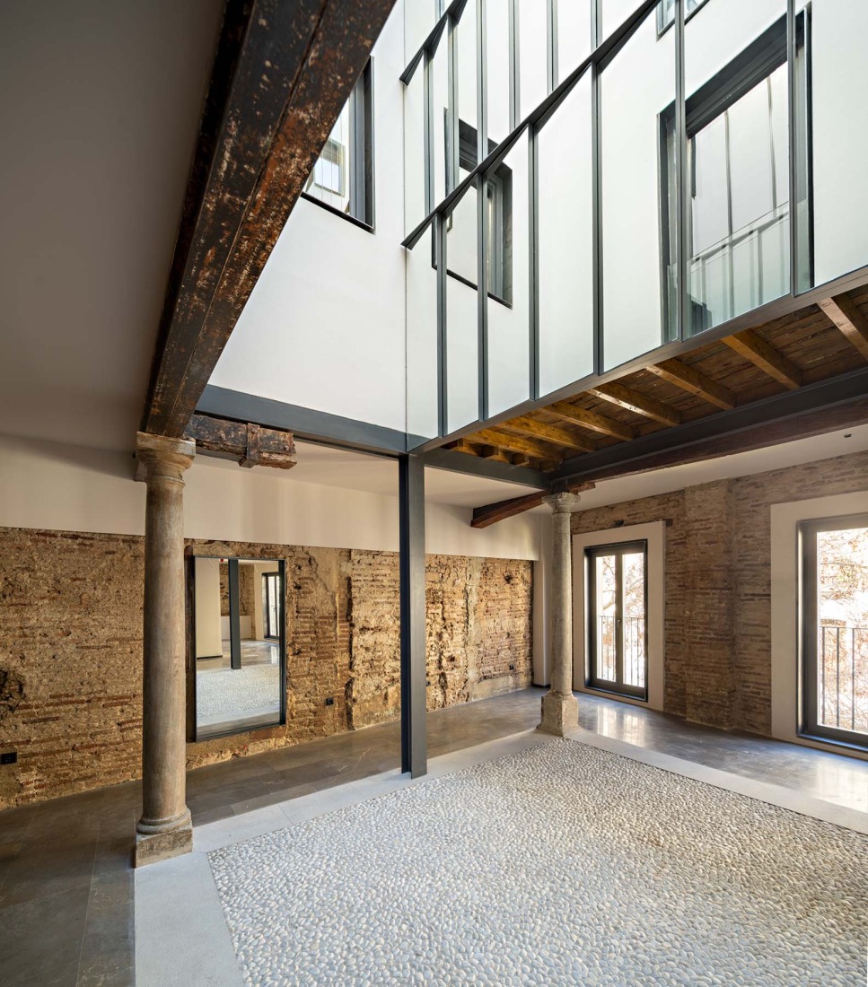 Seven-room hostel by Alejandro Muñoz Miranda. Photography by Javier Callejas, Seville.