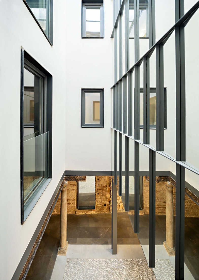 Seven-room hostel by Alejandro Muñoz Miranda. Photography by Javier Callejas, Seville.