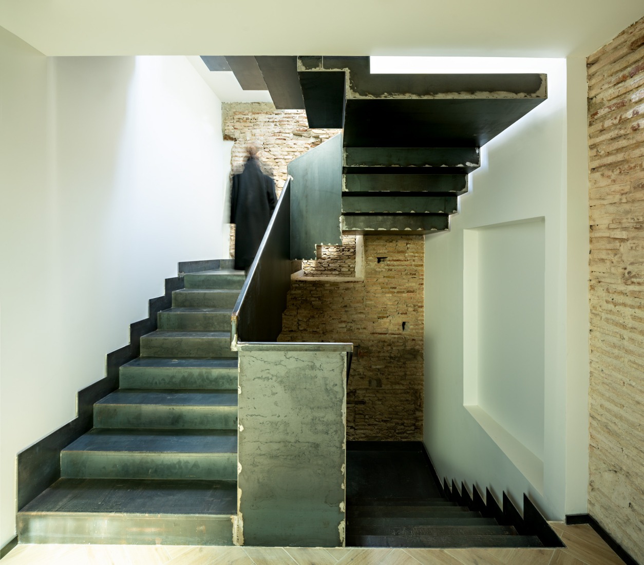 Seven-room hostel by Alejandro Muñoz Miranda. Photography by Javier Callejas, Seville.