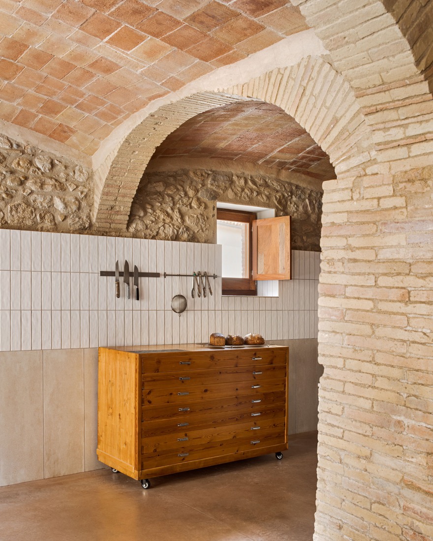 Forn Lleva’t por Quim Olea Estudi d’Arquitectura. Fotografía por Pol Viladoms.  Forn Lleva’t por Quim Olea Estudi d’Arquitectura. Fotografía por Pol Viladoms.