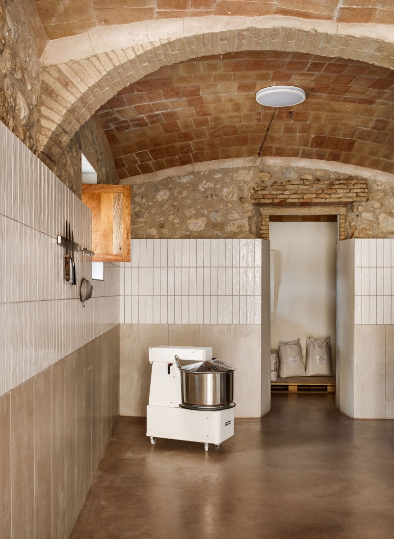 Forn Lleva’t por Quim Olea Estudi d’Arquitectura. Fotografía por Pol Viladoms.  Forn Lleva’t por Quim Olea Estudi d’Arquitectura. Fotografía por Pol Viladoms.