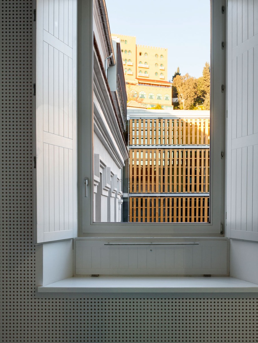 Reconversión del antiguo Hospital Militar para la Escuela Técnica Superior de Arquitectura de Granada realizada por Víctor López Cotelo. Fotografía por Lluís Casals. 