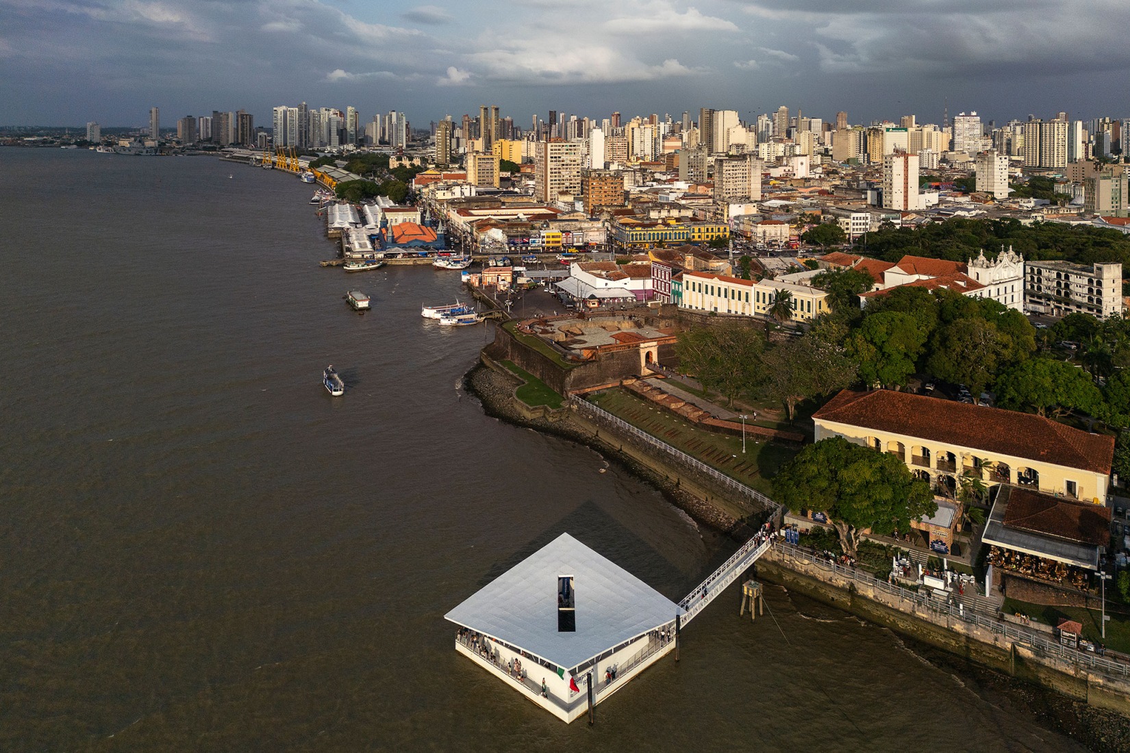 AquaPraça en la COP30 por CRA-Carlo Ratti y Höweler + Yoon. Fotografía por Leonardo Finotti.