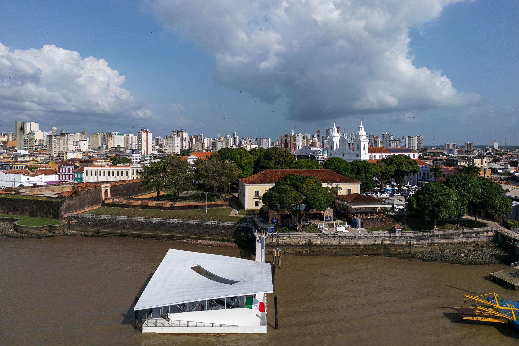 AquaPraça en la COP30 por CRA-Carlo Ratti y Höweler + Yoon. Fotografía por Leonardo Finotti.