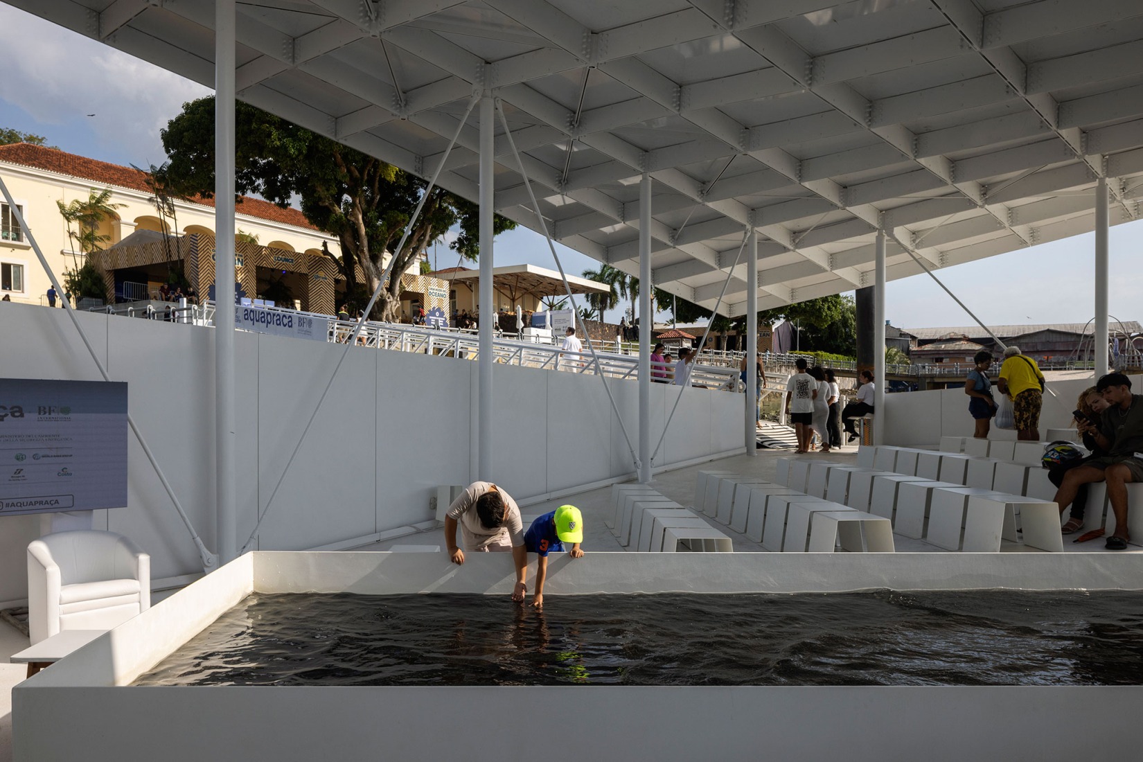 AquaPraça en la COP30 por CRA-Carlo Ratti y Höweler + Yoon. Fotografía por Leonardo Finotti.