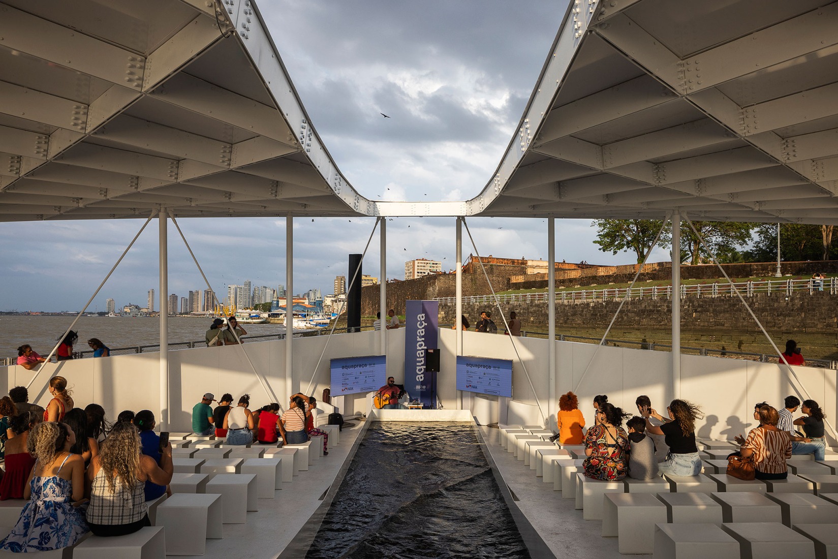 AquaPraça en la COP30 por CRA-Carlo Ratti y Höweler + Yoon. Fotografía por Leonardo Finotti.
