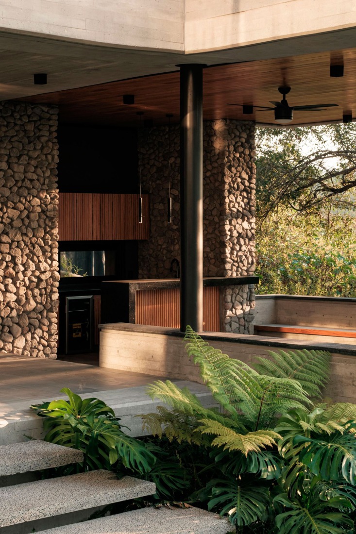 Contemplative dwelling. Casa Seye by Di Frenna Arquitecto. Photograph by Lorena Darquea.