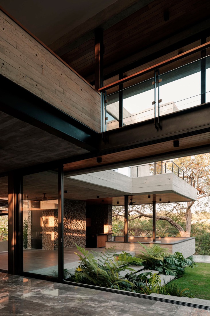 Contemplative dwelling. Casa Seye by Di Frenna Arquitecto. Photograph by Lorena Darquea.