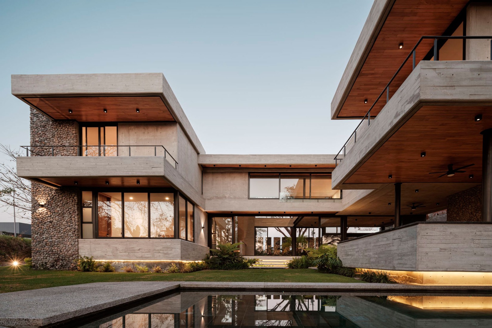 Contemplative dwelling. Casa Seye by Di Frenna Arquitecto. Photograph by Lorena Darquea.