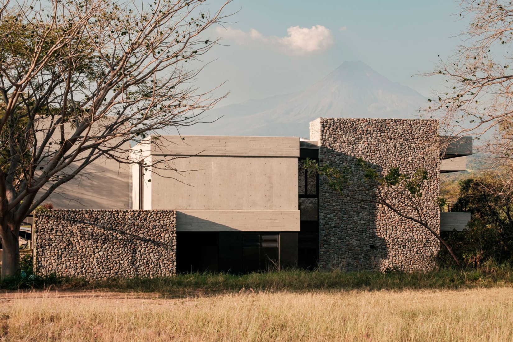 Contemplative dwelling. Casa Seye by Di Frenna Arquitecto. Photograph by Lorena Darquea.