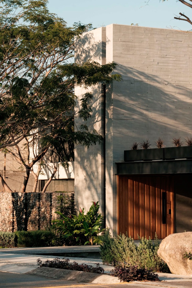 Contemplative dwelling. Casa Seye by Di Frenna Arquitecto. Photograph by Lorena Darquea.