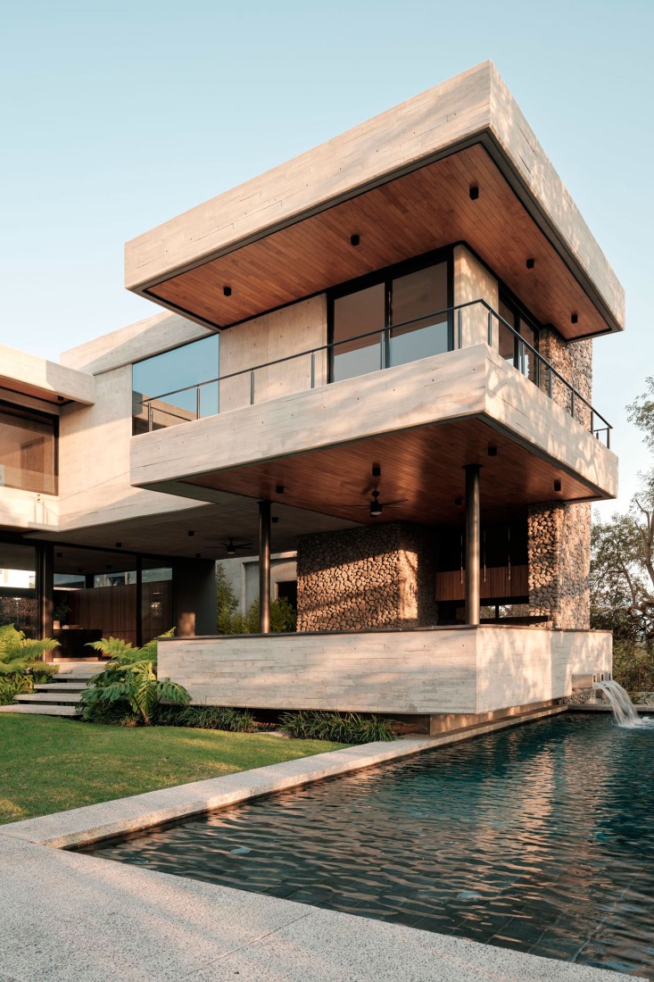 Contemplative dwelling. Casa Seye by Di Frenna Arquitecto. Photograph by Lorena Darquea.