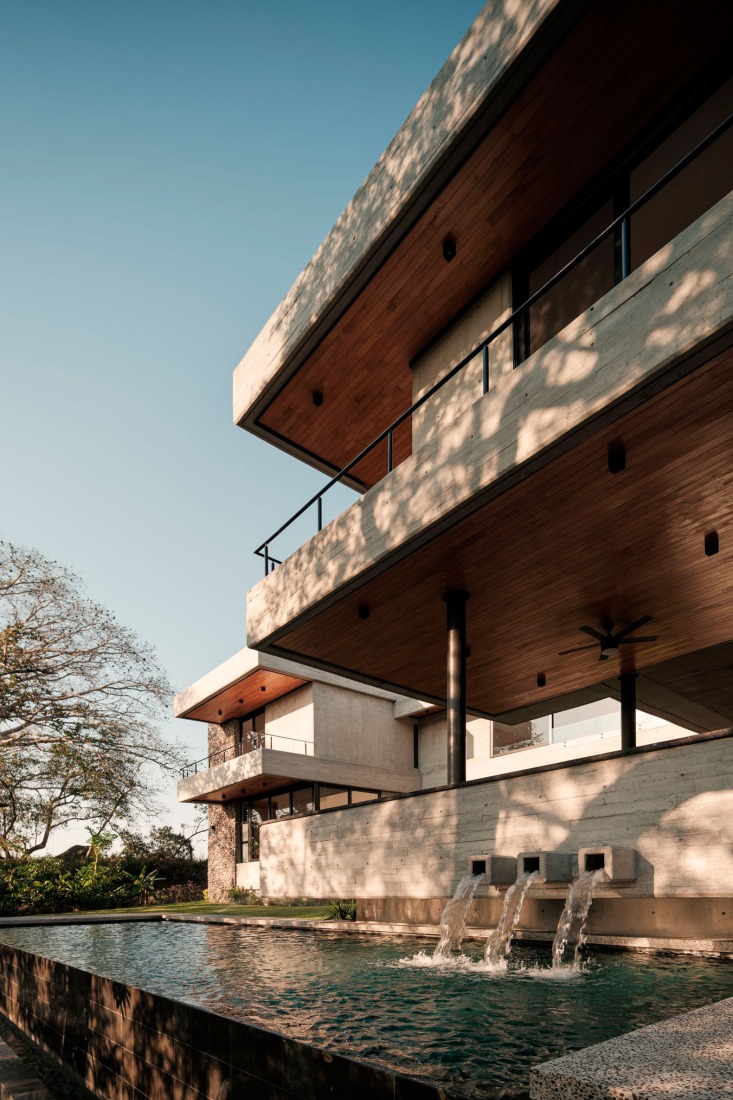 Contemplative dwelling. Casa Seye by Di Frenna Arquitecto. Photograph by Lorena Darquea.