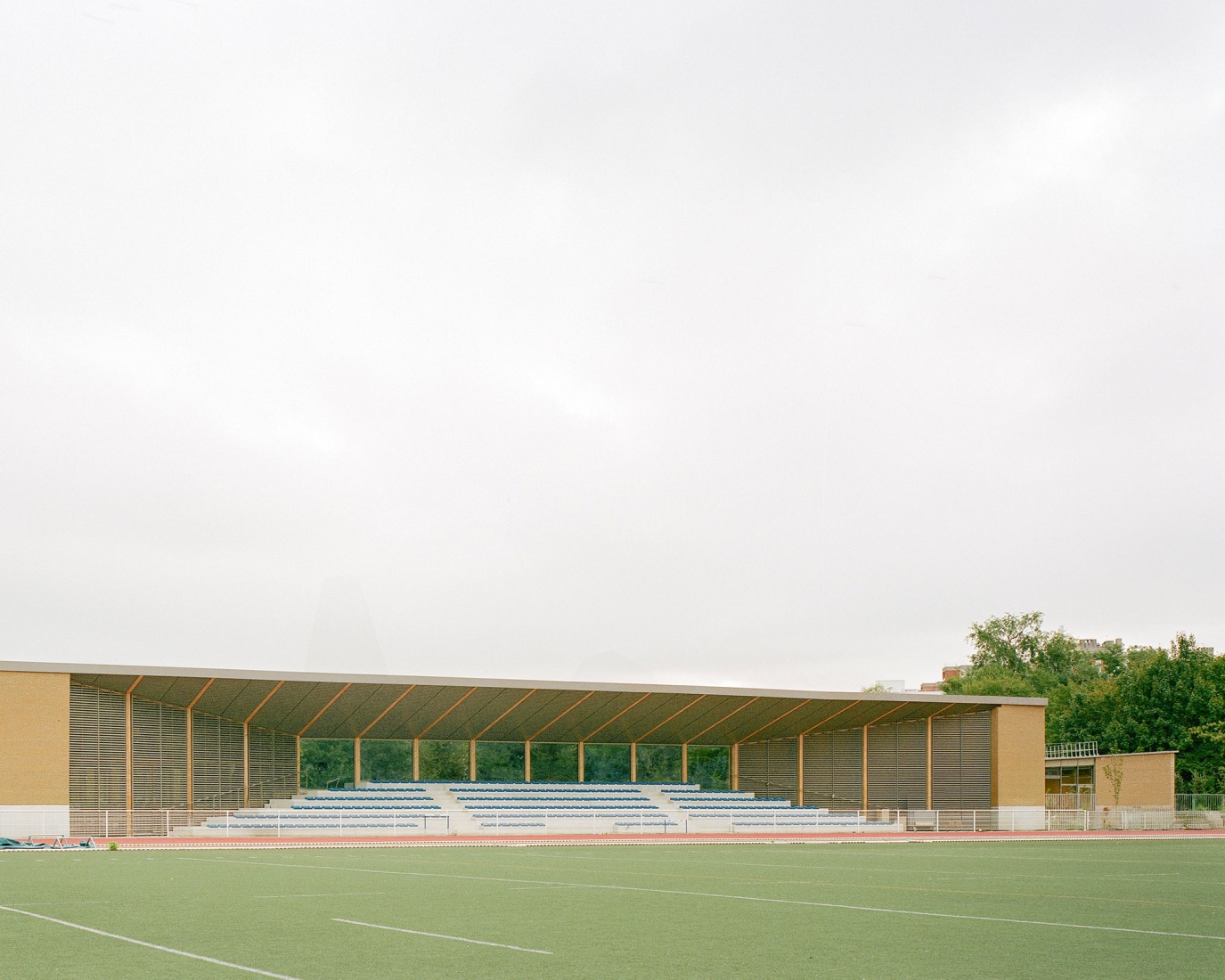 Centro Infantil y Deportivo Parc des Loges por Hemaa Architectes. Fotografía por Charles Bouchaid.
