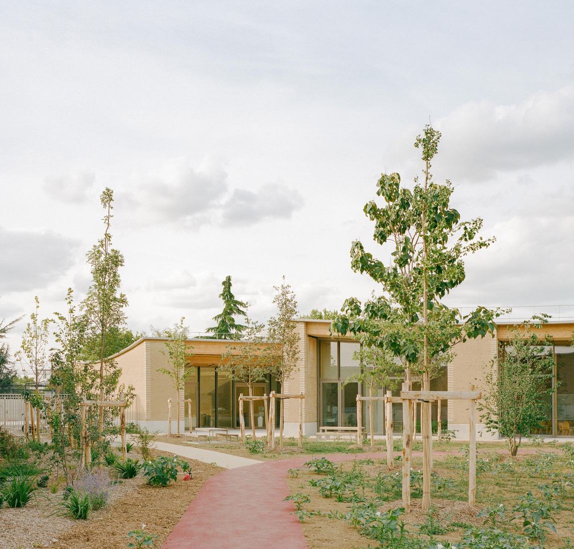 Centro Infantil y Deportivo Parc des Loges por Hemaa Architectes. Fotografía por Charles Bouchaid.